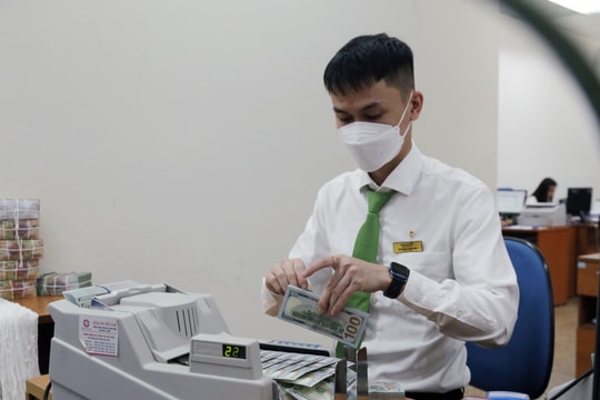 Vàng thế giới tăng mạnh mức 1.934,4 USD/oz; Giá USD tiếp tục đà phi mã