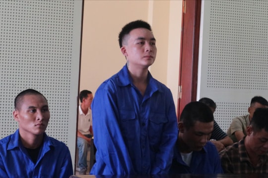 Nam thanh niên khoét rỗng ruột bắp cải để giấu ma túy