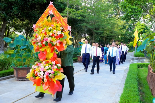 Lãnh đạo tỉnh Nghệ An dâng hoa, dâng hương tưởng niệm Chủ tịch Hồ Chí Minh