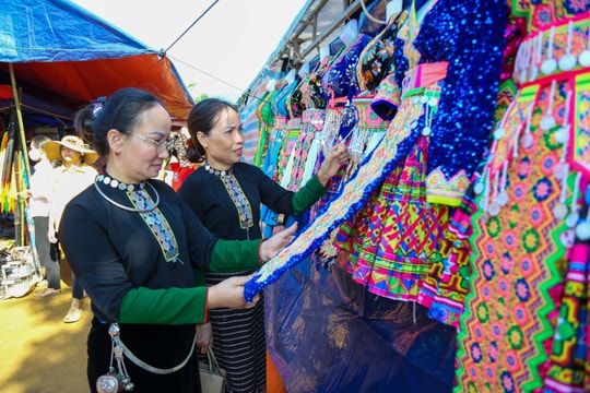 Đặc sắc phiên chợ người Mông nơi biên giới Nghệ An