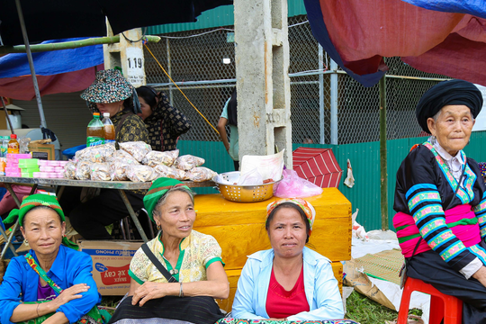 Hàng nghìn người đến phiên chợ người Mông nơi biên giới Nghệ An