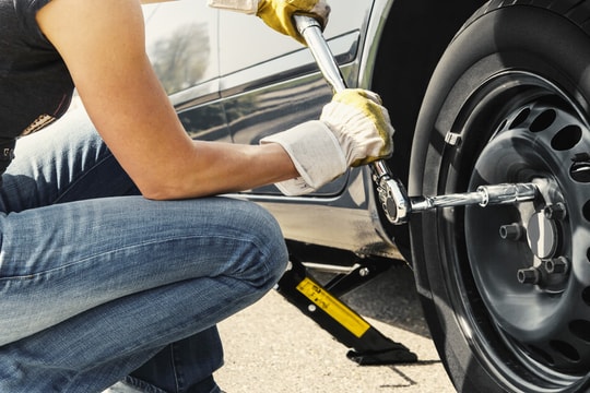 Kinh nghiệm tự thay lốp xe giữa hành trình