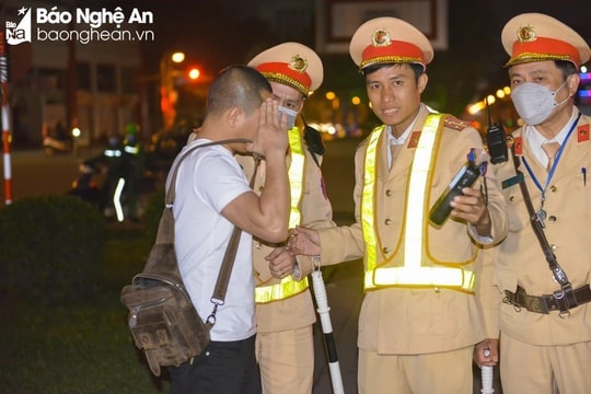 Không chấp hành yêu cầu kiểm tra nồng độ cồn có phải là hành vi chống người thi hành công vụ?