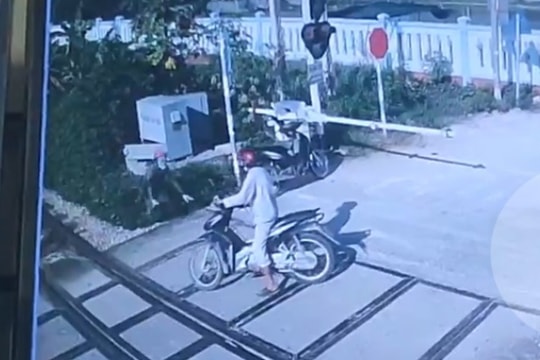 Nữ nhân viên gác chắn tại Nghệ An cứu người đàn ông thoát chết trong gang tấc