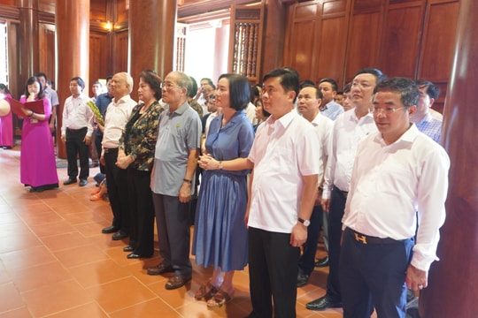 Các đồng chí nguyên Chủ tịch Quốc hội: Nguyễn Sinh Hùng, Nguyễn Thị Kim Ngân dâng hoa, dâng hương tại Khu Di tích Quốc gia đặc biệt Kim Liên