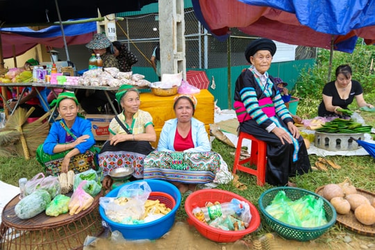 Có gì ở chợ phiên người Mông lần đầu tiên được tổ chức trên vùng Tây Bắc Nghệ An ?