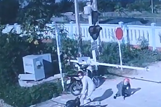 Xem khoảnh khắc nữ gác chắn cứu người đàn ông trước mũi tàu