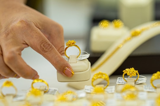 Vàng tăng cao nhất 3 tuần qua; Giá cà phê giảm nhẹ