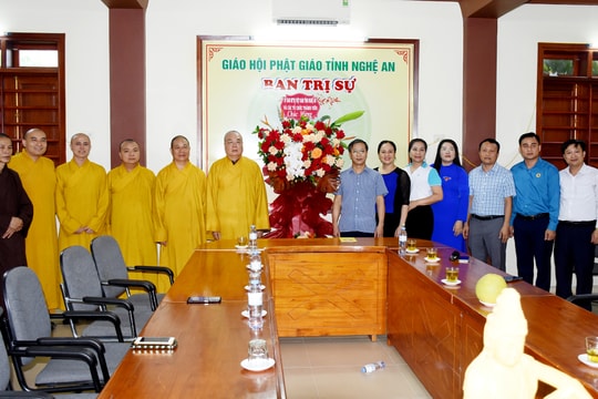 Lãnh đạo Ủy ban Mặt trận Tổ quốc tỉnh chúc mừng Ban Trị sự Giáo hội Phật giáo Nghệ An dịp lễ Vu Lan 