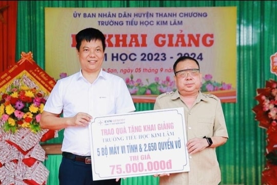 Công ty Thủy điện Bản Vẽ trao tặng 20 bộ máy tính, hơn 17 nghìn quyển vở cho các trường học ở Tương Dương và Thanh Chương
