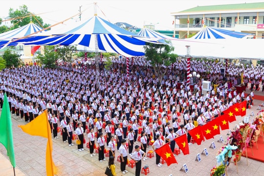  Không khí rộn ràng của ngôi trường đầu tiên tổ chức lễ khai giảng ở thành phố Vinh 