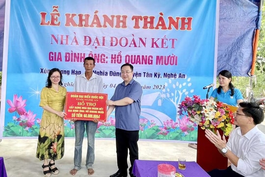 Đoàn đại biểu Quốc hội tỉnh Nghệ An trao nhà 'Đại đoàn kết' tại huyện Tân Kỳ