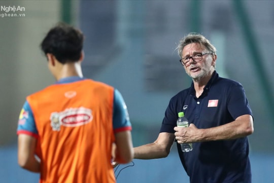 Văn Toàn bị HLV Philippe Troussier nhắc nhở, trong buổi tập đầu tiên cùng tuyển Việt Nam