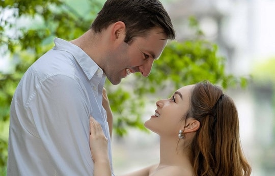 Diễn viên Lan Phương bên chồng Tây cao hơn 2m