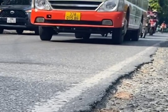 Nhiều tuyến đường ở thành phố Vinh lỗ chỗ ổ gà, ổ voi