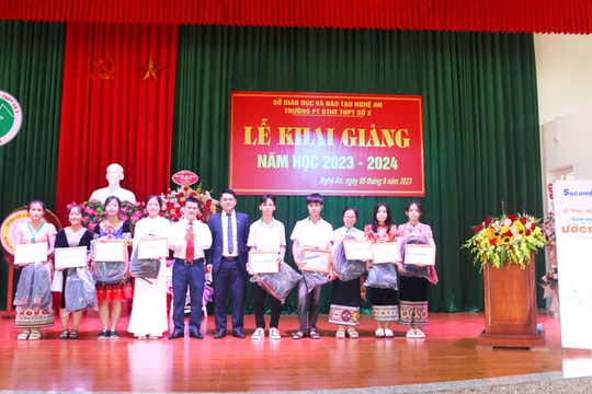 Sacombank trao gần 11 tỷ đồng học bổng 'Ươm mầm cho những ước mơ' năm 2023