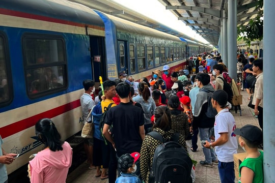 Ùn ùn dòng người rời Nghệ An trong ngày nghỉ lễ cuối cùng 