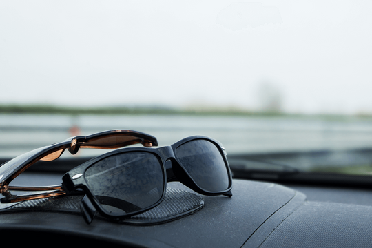 Có nên đeo kính râm khi lái xe?