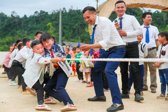 Niềm vui năm học mới ở ngôi trường đặc biệt trên đỉnh Phà Cà Tủn