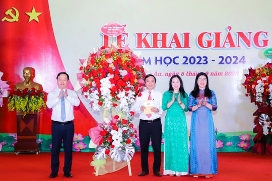 Chủ tịch UBND tỉnh dự lễ khai giảng năm học mới tại Trường THPT chuyên Phan Bội Châu