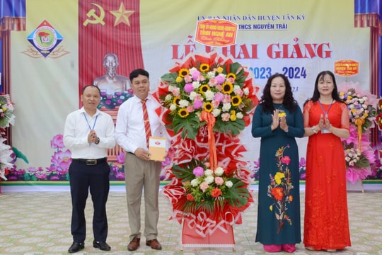 Đồng chí Nguyễn Thị Thu Hường dự Lễ khai giảng năm học mới tại Trường Trung học Cơ sở Nguyễn Trãi (Tân Kỳ)