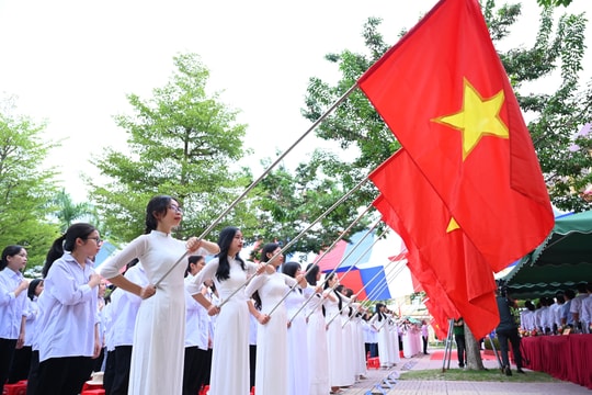 Phó Bí thư Tỉnh ủy dự lễ khai giảng năm học mới tại Trường THPT Quỳnh Lưu 1