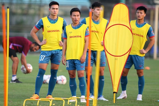 Hồng Lĩnh Hà Tĩnh chiêu mộ 7 tân binh, khẳng định không bạo chi cho bom tấn; Bất ngờ với cái tên được chọn thay Văn Hậu ở ĐT Việt Nam