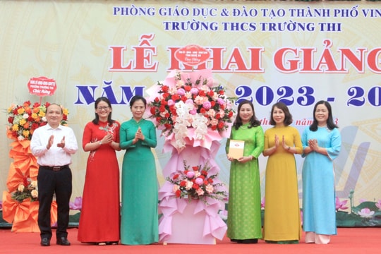 Đồng chí Võ Thị Minh Sinh dự lễ khai giảng năm học mới tại Trường THCS Trường Thi (TP Vinh)