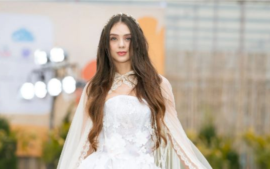 Vợ Bùi Tiến Dũng xinh đẹp trở lại sàn diễn sau khi sinh con đầu lòng