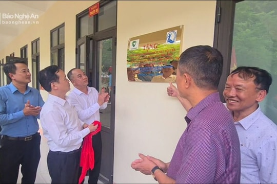 Bàn giao nhà học kiêm nhà nội trú cho Trường PTTH bán trú Tiểu học và THCS Bảo Thắng (Kỳ Sơn)