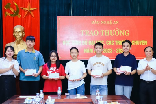 Báo Nghệ An trao thưởng học sinh đỗ đại học, các trường chuyên năm học 2023-2024