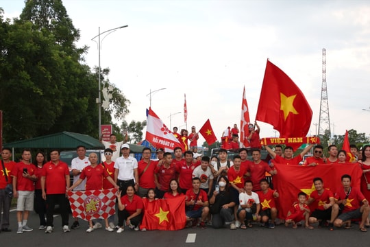 Cổ động viên vượt hàng trăm km tiếp lửa cho U23 Việt Nam 