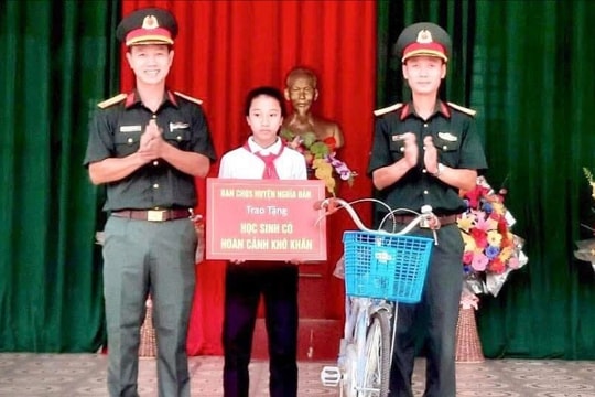 Ban Chỉ huy Quân sự huyện Nghĩa Đàn trao quà cho học sinh nghèo vượt khó 