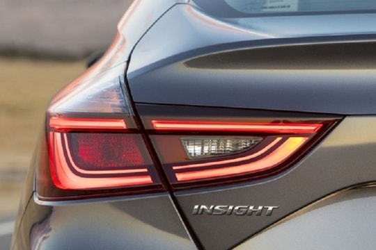 Tại sao đèn hậu xe lại màu đỏ?