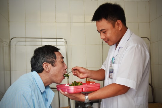 Sở Y tế Nghệ An yêu cầu các cơ sở khám, chữa bệnh rà soát, chấn chỉnh thái độ, y đức của nhân viên y tế