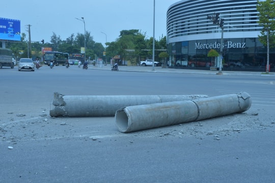 Xe ô tô tải đứt dây chằng buộc, cống bê tông rơi xuống đường phố ở TP. Vinh 