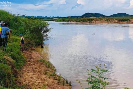 Đi chụp ảnh ở bờ sông, một học sinh trượt chân đuối nước
