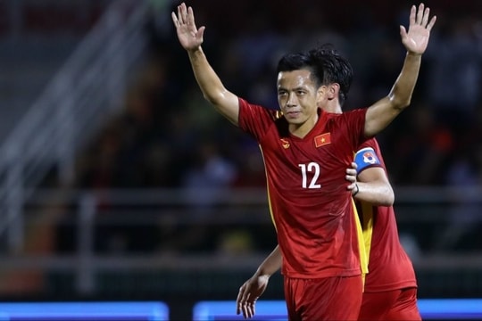 Văn Quyết đá chính trận Đội tuyển Việt Nam gặp Đội tuyển Palestine?; MU chấp nhận đình chỉ ngôi sao đắt giá vì áp lực dư luận