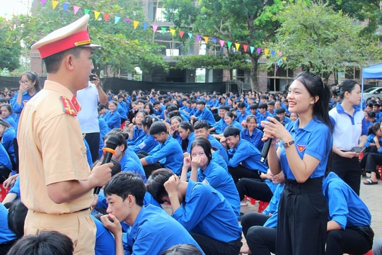 Triển khai tháng cao điểm an toàn giao thông cho học sinh tới trường