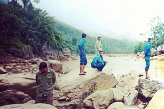 Người đàn ông đuối nước thương tâm sau khi bơi qua suối