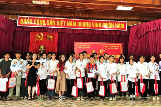 Nhiều phần quà thiết thực hỗ trợ hộ nghèo và học sinh khó khăn ở Nghệ An