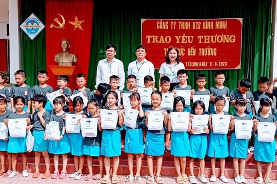 Trao 80 triệu đồng cho Chương trình 'Trao yêu thương – Tiếp sức đến trường' tại huyện Anh Sơn