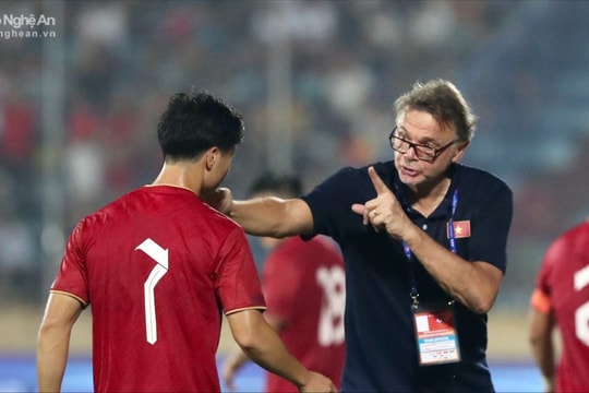 Huấn luyện viên Troussier: 'Công Phượng và Văn Toàn cần thi đấu sòng phẳng hơn để cạnh tranh vị trí'