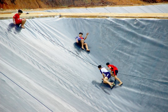 Công trình xử lý rác thải của huyện Quế Phong trở thành nơi chơi đùa của trẻ em