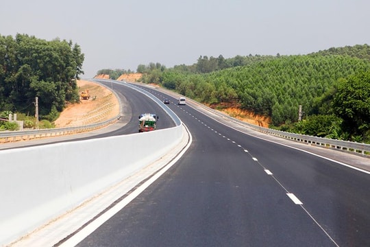 Thủ tướng Phạm Minh Chính yêu cầu khẩn trương xây dựng quy chuẩn về đường bộ cao tốc