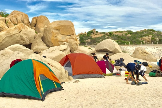 Hòn đảo 'không khách sạn' ở Bình Thuận, khách tới đổi gió, cắm trại qua đêm