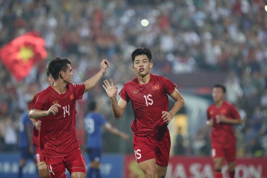 Thấy gì từ cách huấn luyện viên Philippe Troussier thử nghiệm nhân sự?