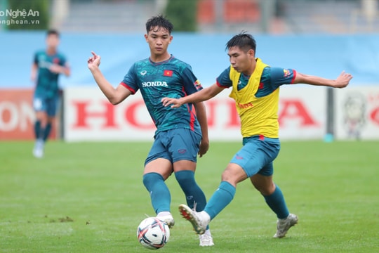 Tuyển Olympic Việt Nam đội mưa 'luyện công' chạy đua với Asiad 19