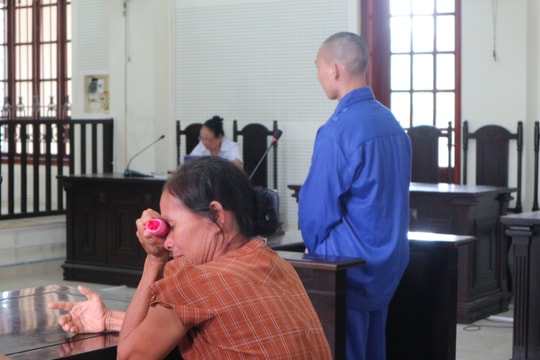 Giọt nước mắt cay đắng của người phụ nữ cùng lúc gánh hai nỗi đau