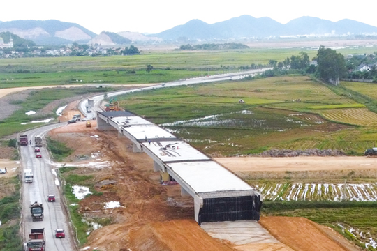 Chưa đảm bảo an toàn thi công ở nút giao Dự án đường bộ cao tốc Bắc - Nam với Quốc lộ 7C